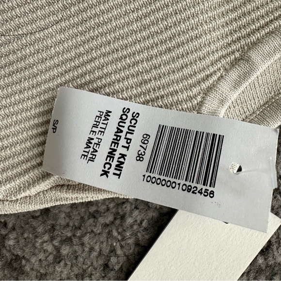 NWT Aritzia Babaton Sculpknit square neck tank - Picture 9 of 9